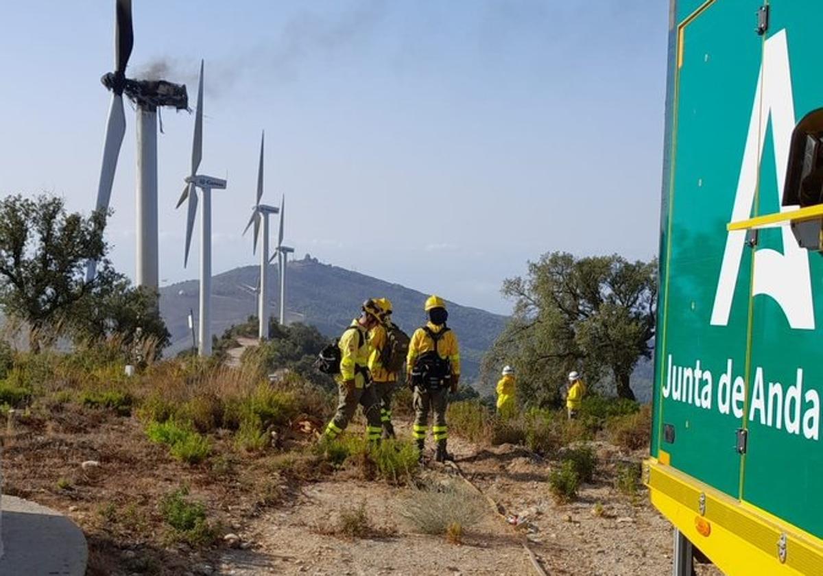 Bomberos en torno al aerogenerador incendiado.