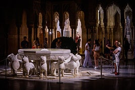 El patio de los Leones tiene una magia especial por la noche.