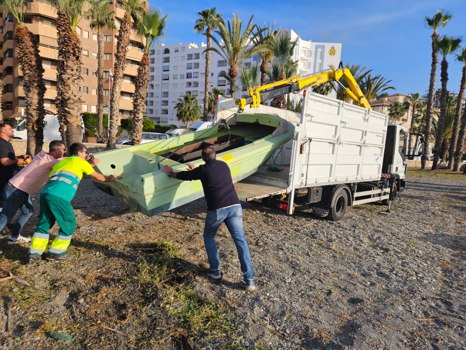 Momento de la retirada de barcas en Velilla.