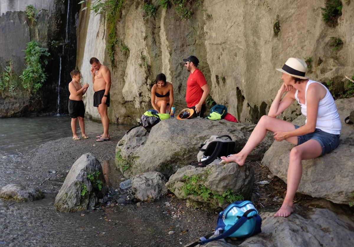 Bañistas en los Cahorros de Monachil.