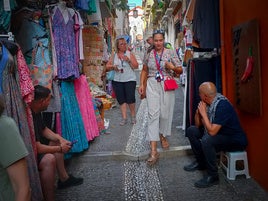 Una de las calles con más negocios de souvenir y artesanía en el centro de Granada.