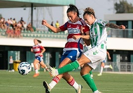 Alba Pérez trata de defender un centro de la exrojiblanca Esther.