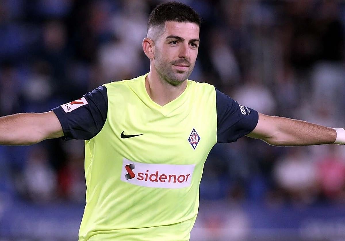 Iker Unzueta celebra un gol con el Amorebieta la temporada pasada.