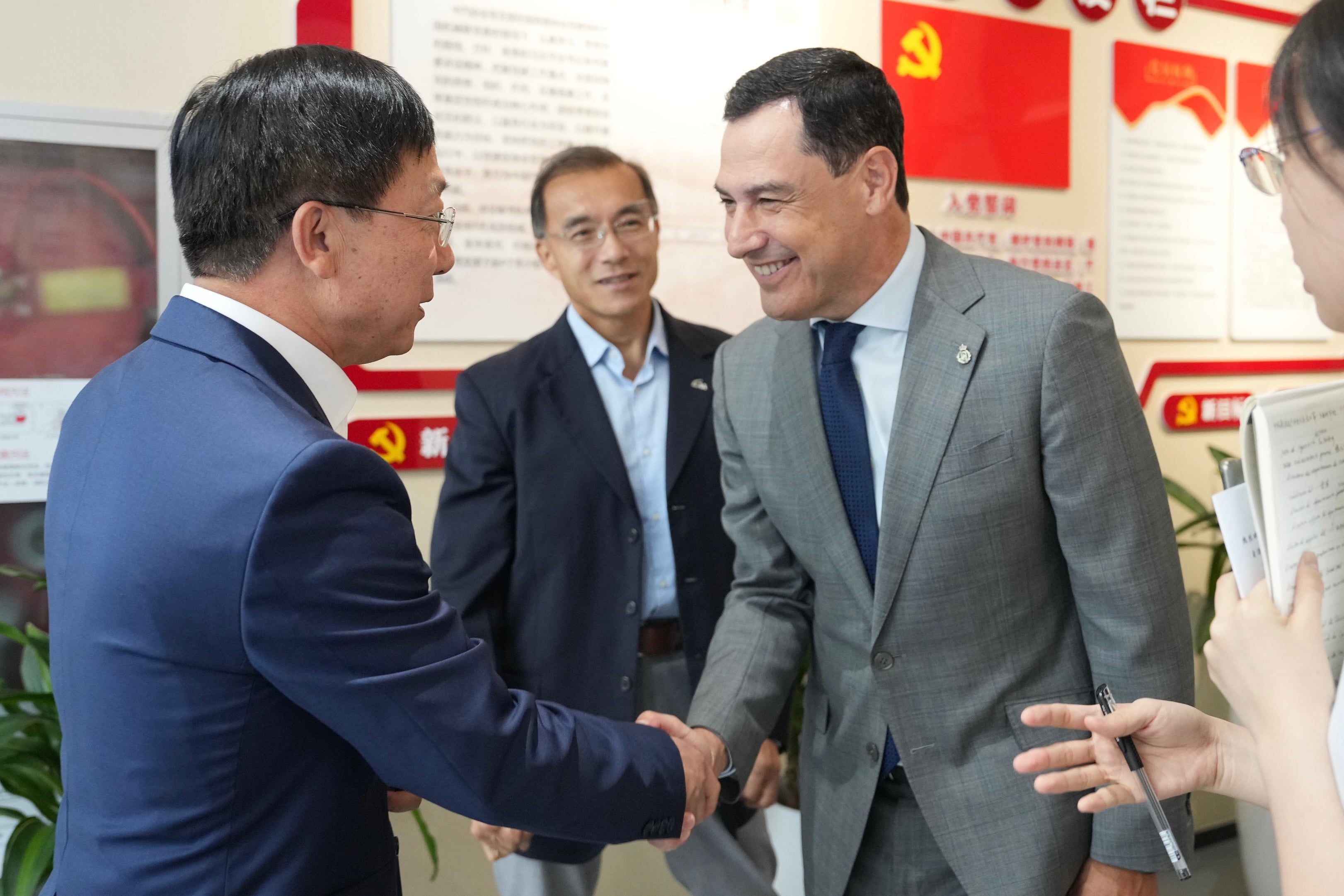 Juanma Moreno saluda a uno de los representantes de la Asociación China de Fabricantes de Automóviles.