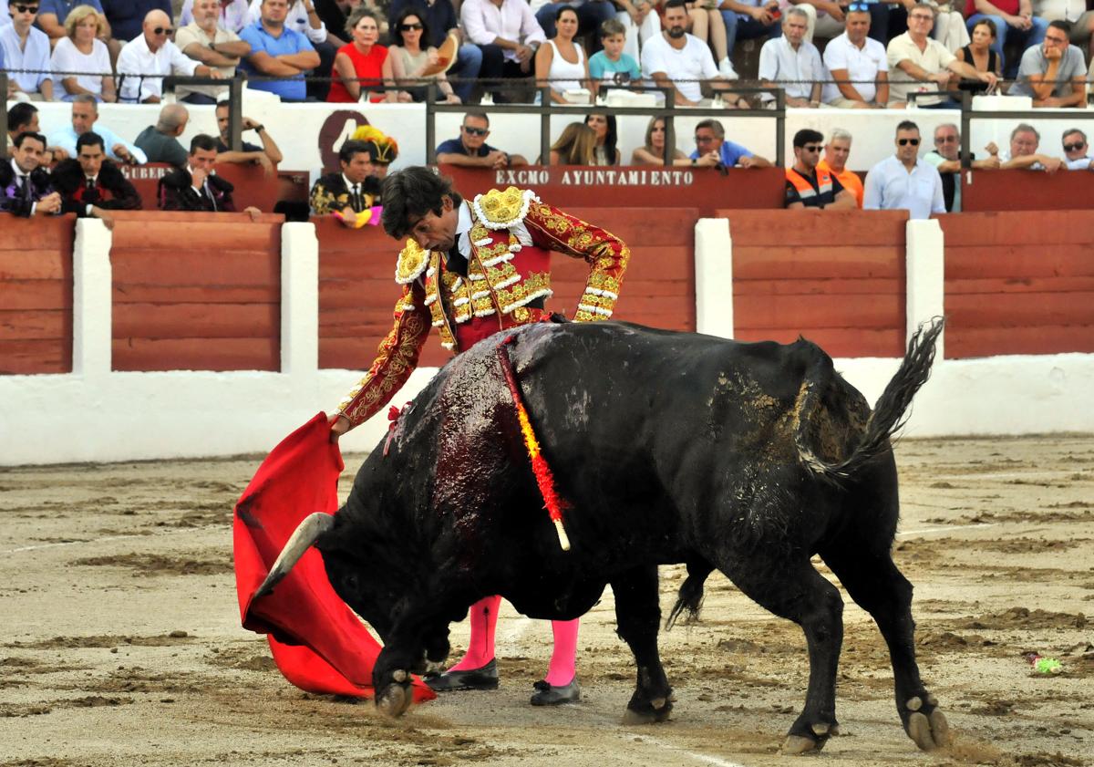 Imagen principal - Curro Díaz en la faena y el público que asistió a la corrida