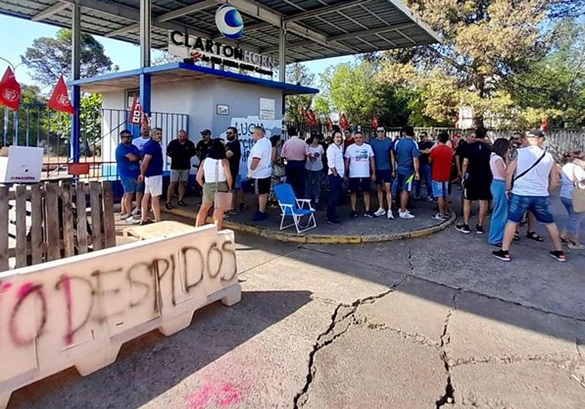 Concentración a las puertas de Clarton Horn durante la jornada de huelga del 22 de agosto