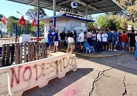 Concentración a las puertas de Clarton Horn durante la jornada de huelga del 22 de agosto