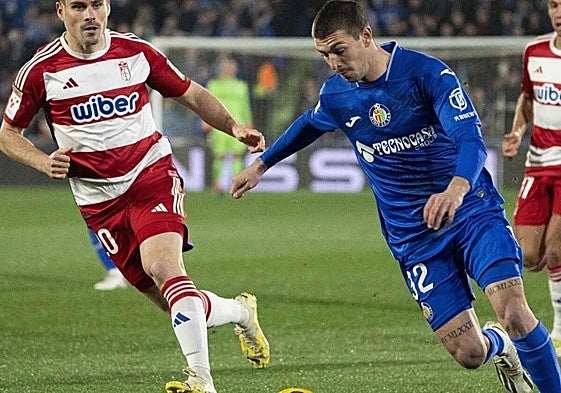 Jordi Martín pone un centro en un partido contra el Granada la temporada pasada, cuando militaba en el Getafe.