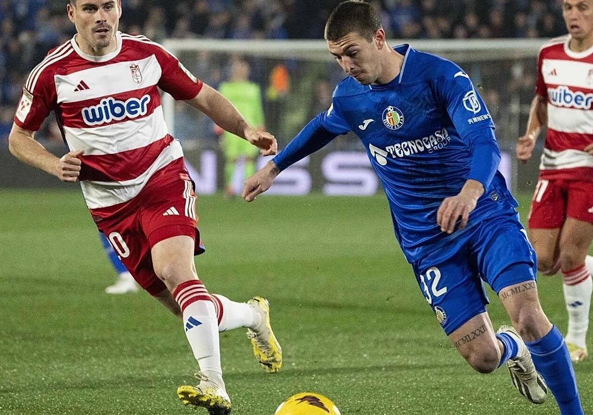 Jordi Martín pone un centro en un partido contra el Granada la temporada pasada, cuando militaba en el Getafe.