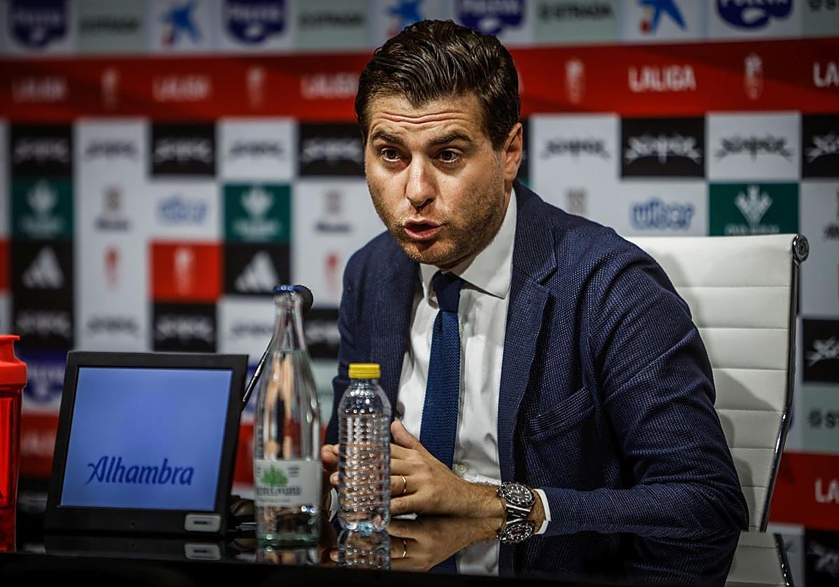 El director deportivo Matteo Tognozzi comparece en sala de prensa.