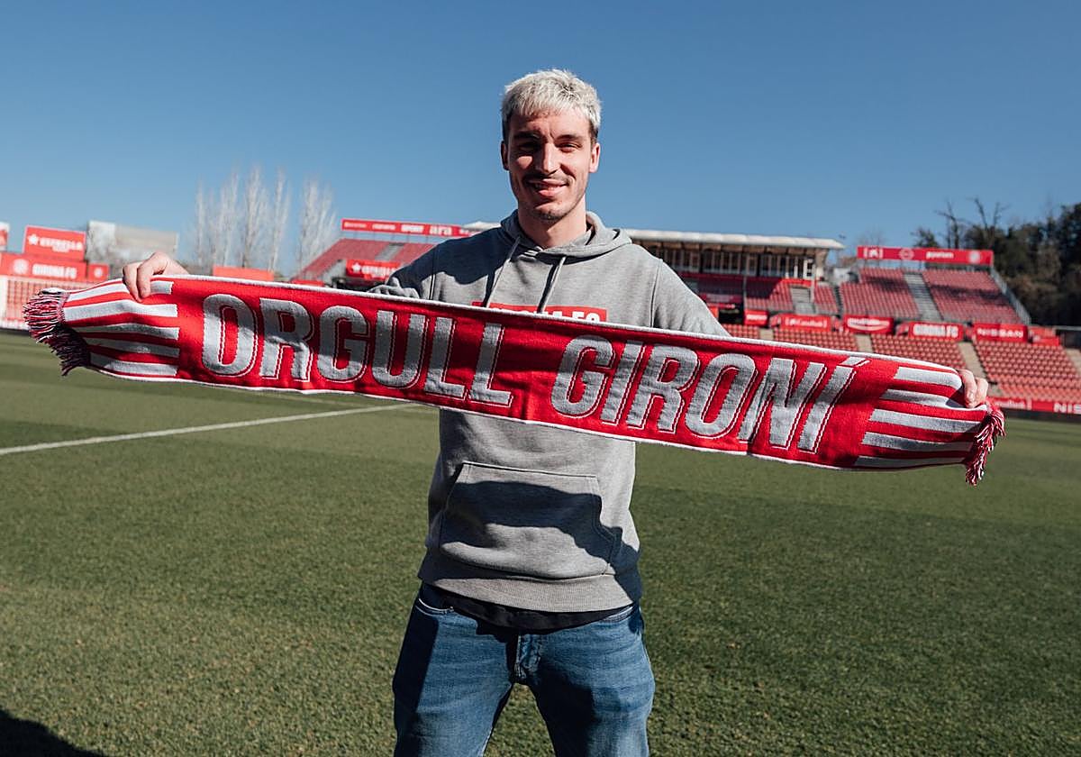 Valery Fernández posa para su club tras renovar hasta 2026.