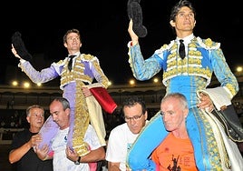 Borja Jiménez y Sebastián Castella salen por la puerta grande de la plaza de toros de Linares.