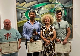 Acto de la entrega de los Premios Zabaleta, con el ganador Álvaro Manén, feliz y busto en mano
