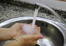 Imagen de archivo de agua al salir del grifo en una vivienda de la provincia