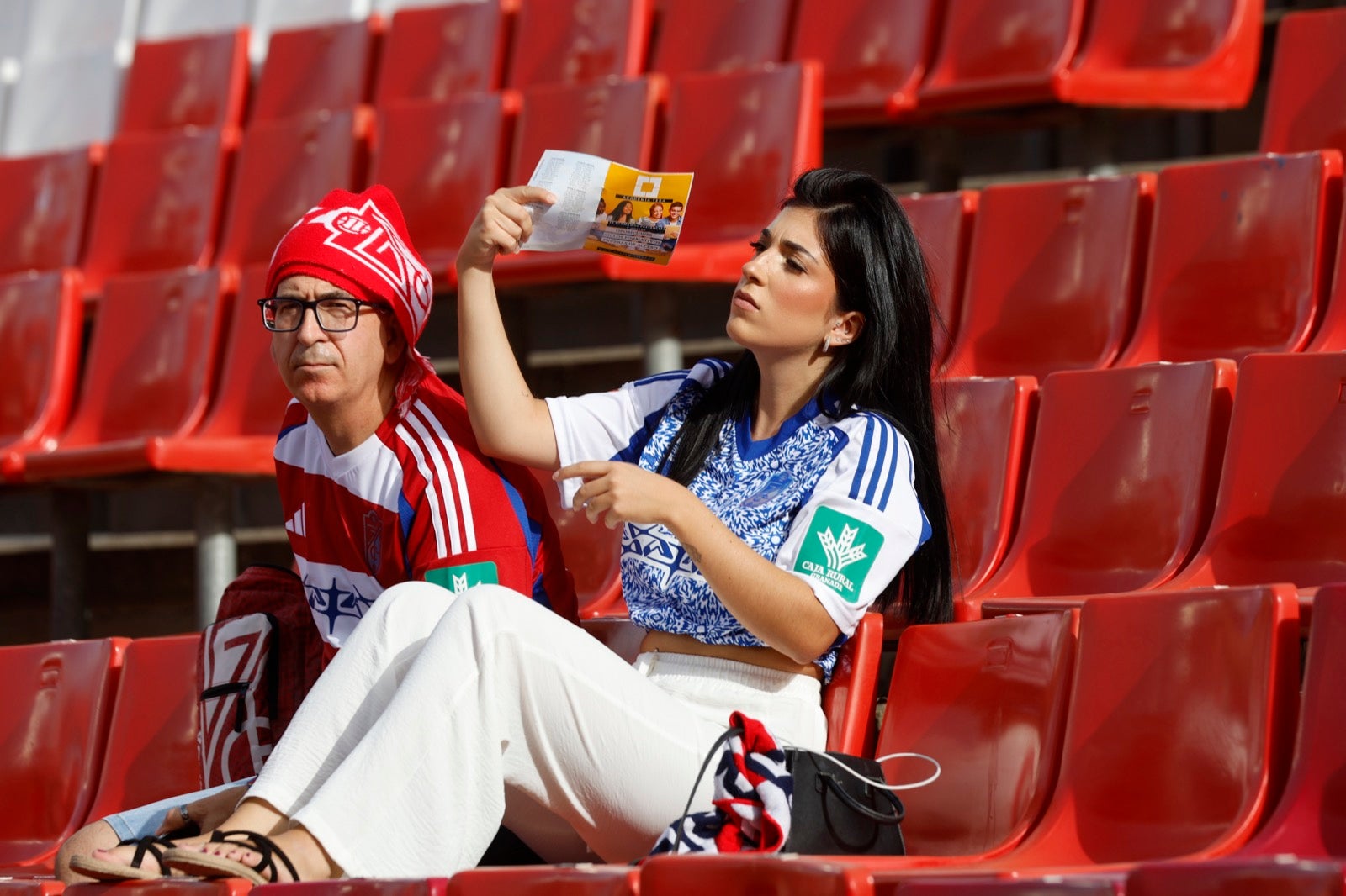 ¿Has ido a animar al Granada a Los Cármenes? Búscate en la grada