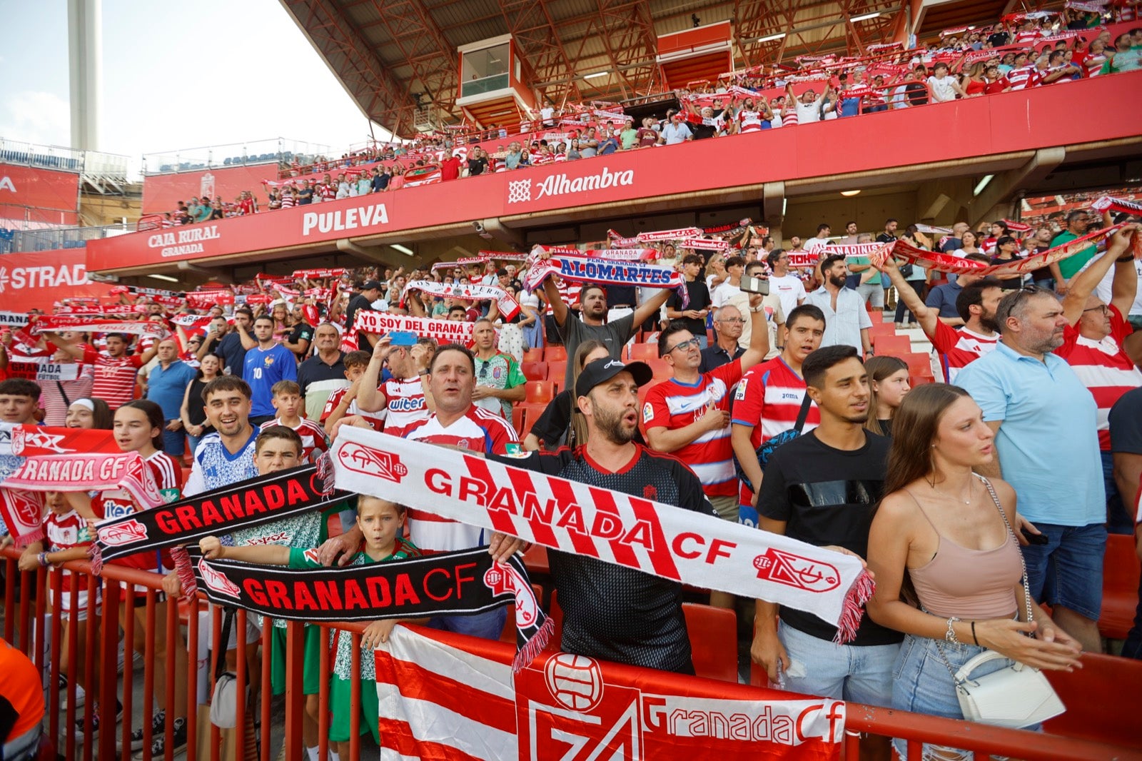 ¿Has ido a animar al Granada a Los Cármenes? Búscate en la grada