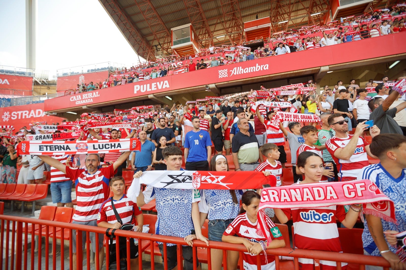 ¿Has ido a animar al Granada a Los Cármenes? Búscate en la grada
