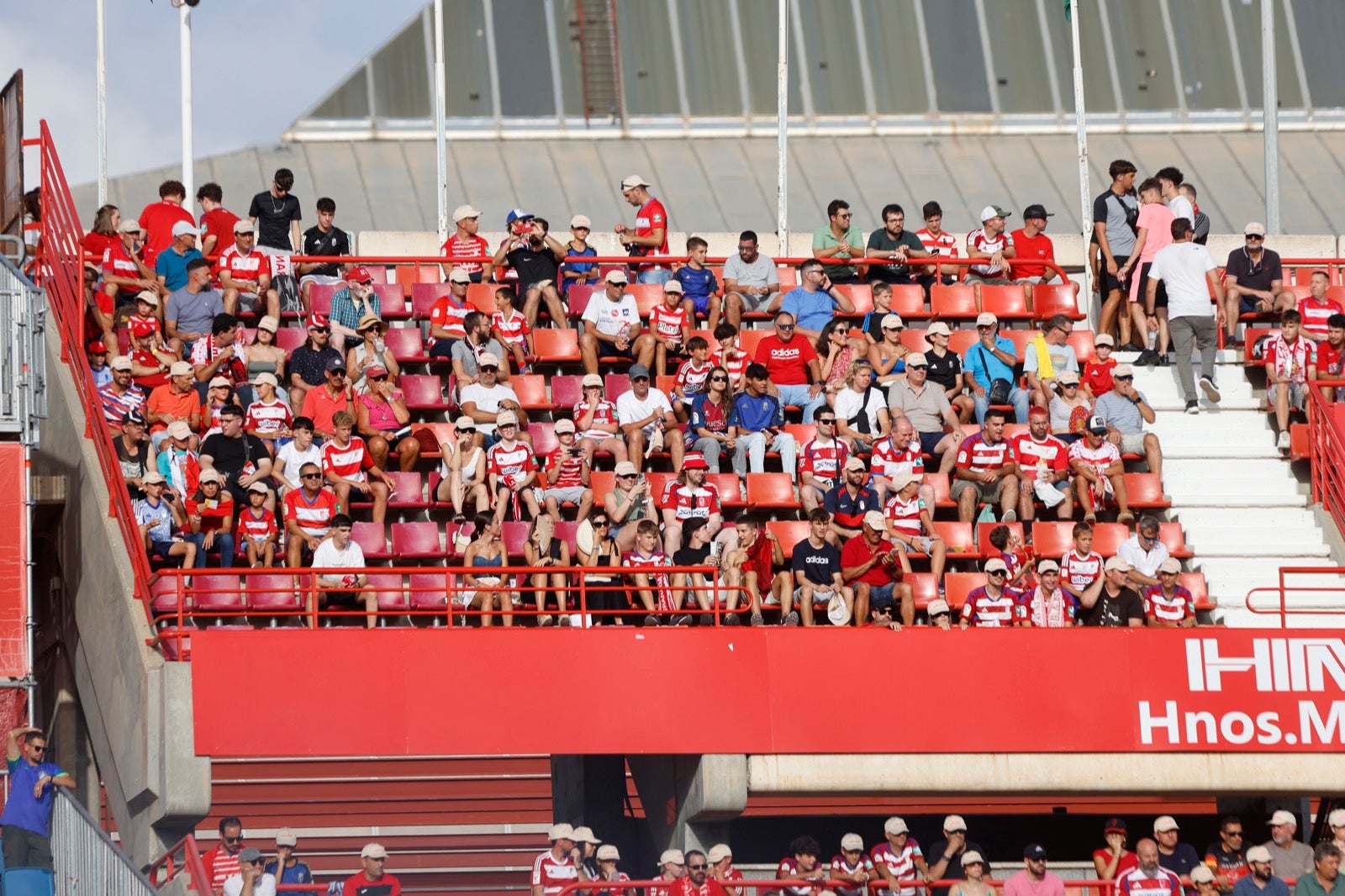 ¿Has ido a animar al Granada a Los Cármenes? Búscate en la grada