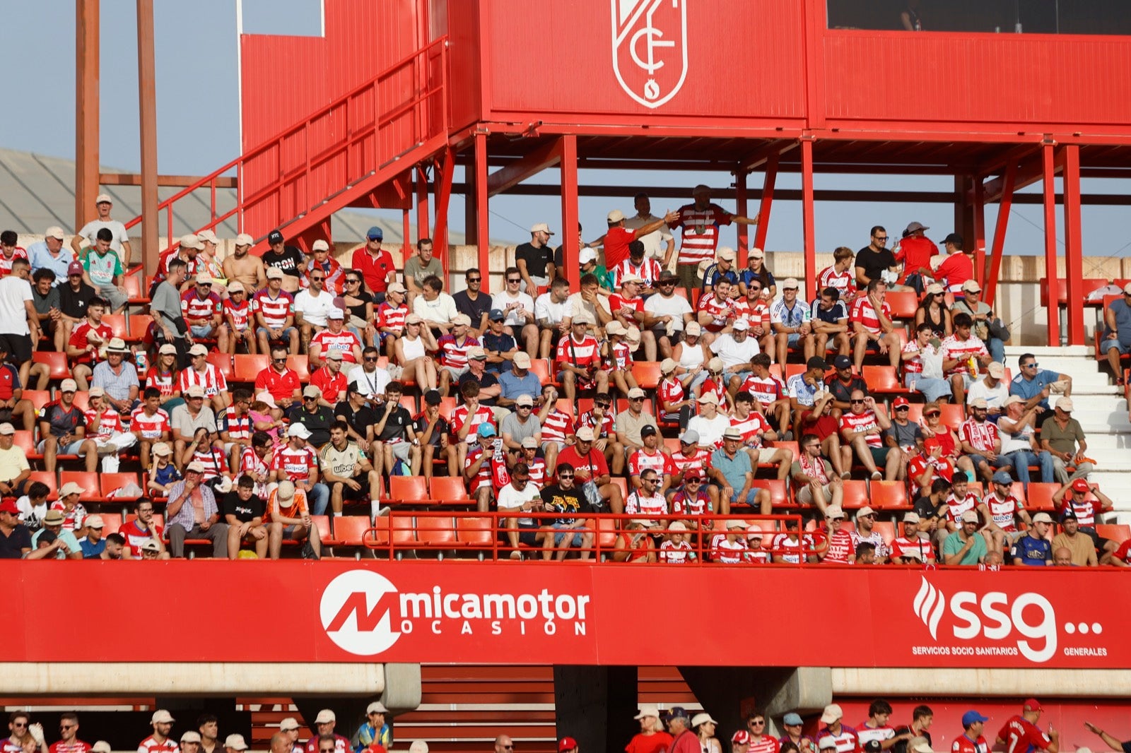 ¿Has ido a animar al Granada a Los Cármenes? Búscate en la grada