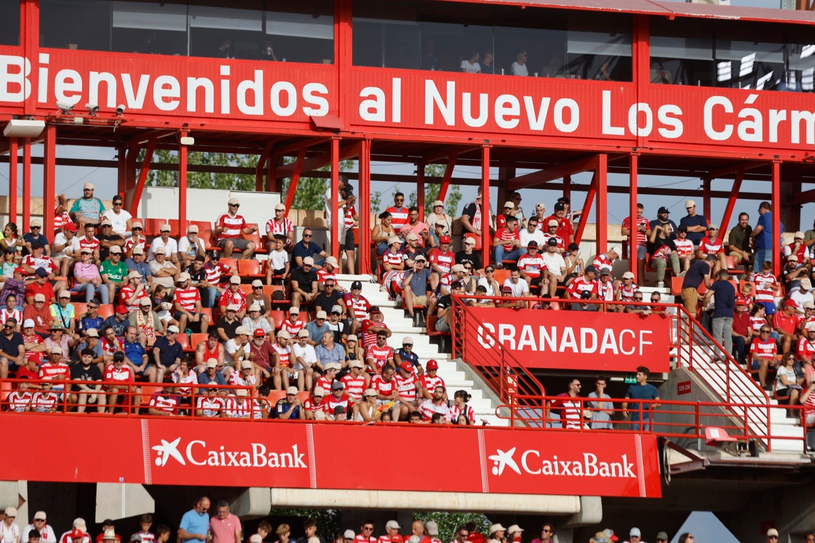 ¿Has ido a animar al Granada a Los Cármenes? Búscate en la grada