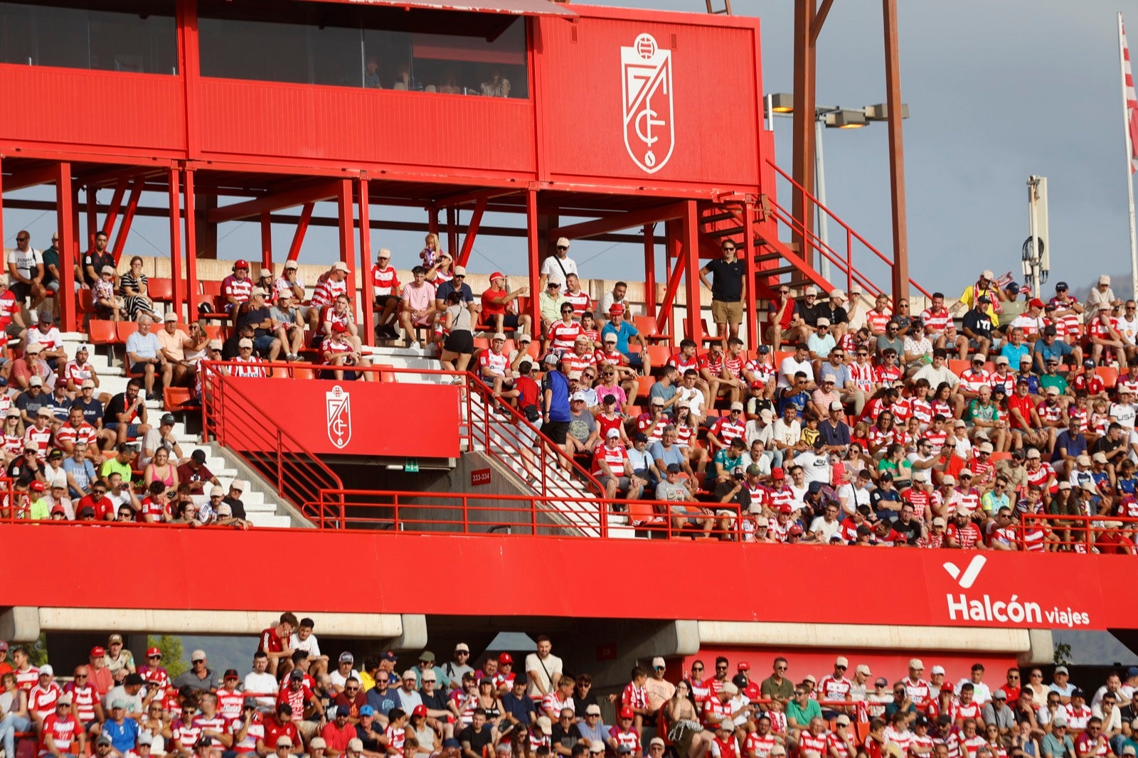 ¿Has ido a animar al Granada a Los Cármenes? Búscate en la grada