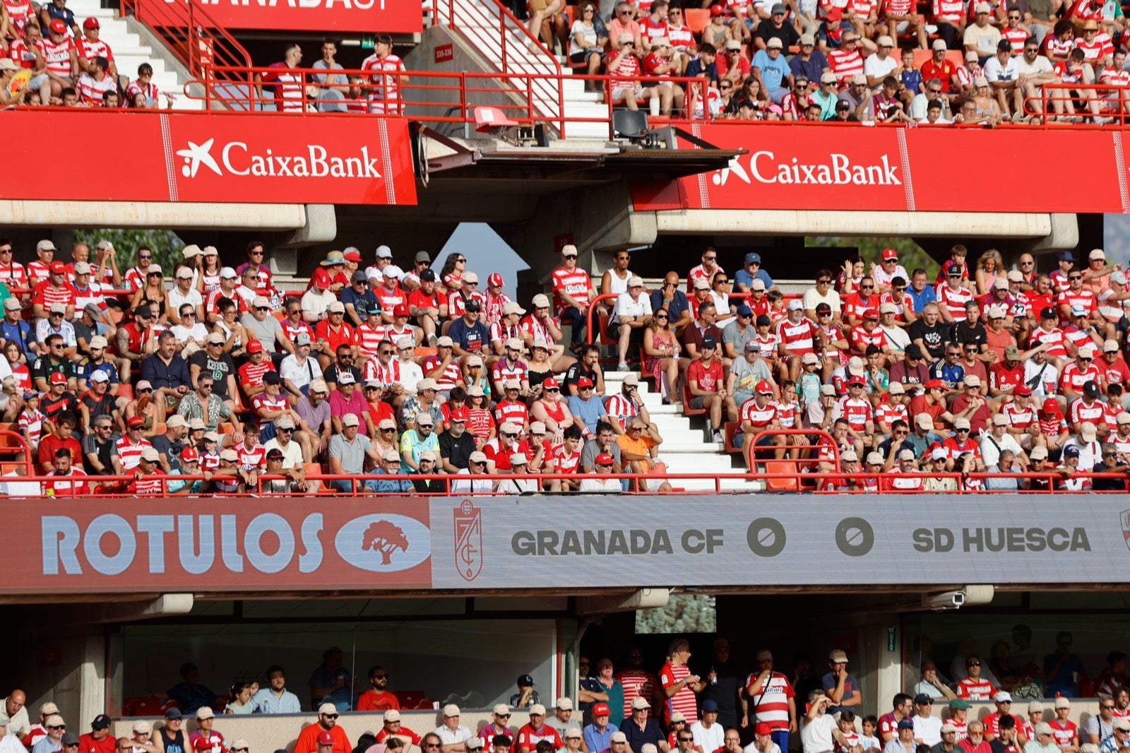 ¿Has ido a animar al Granada a Los Cármenes? Búscate en la grada