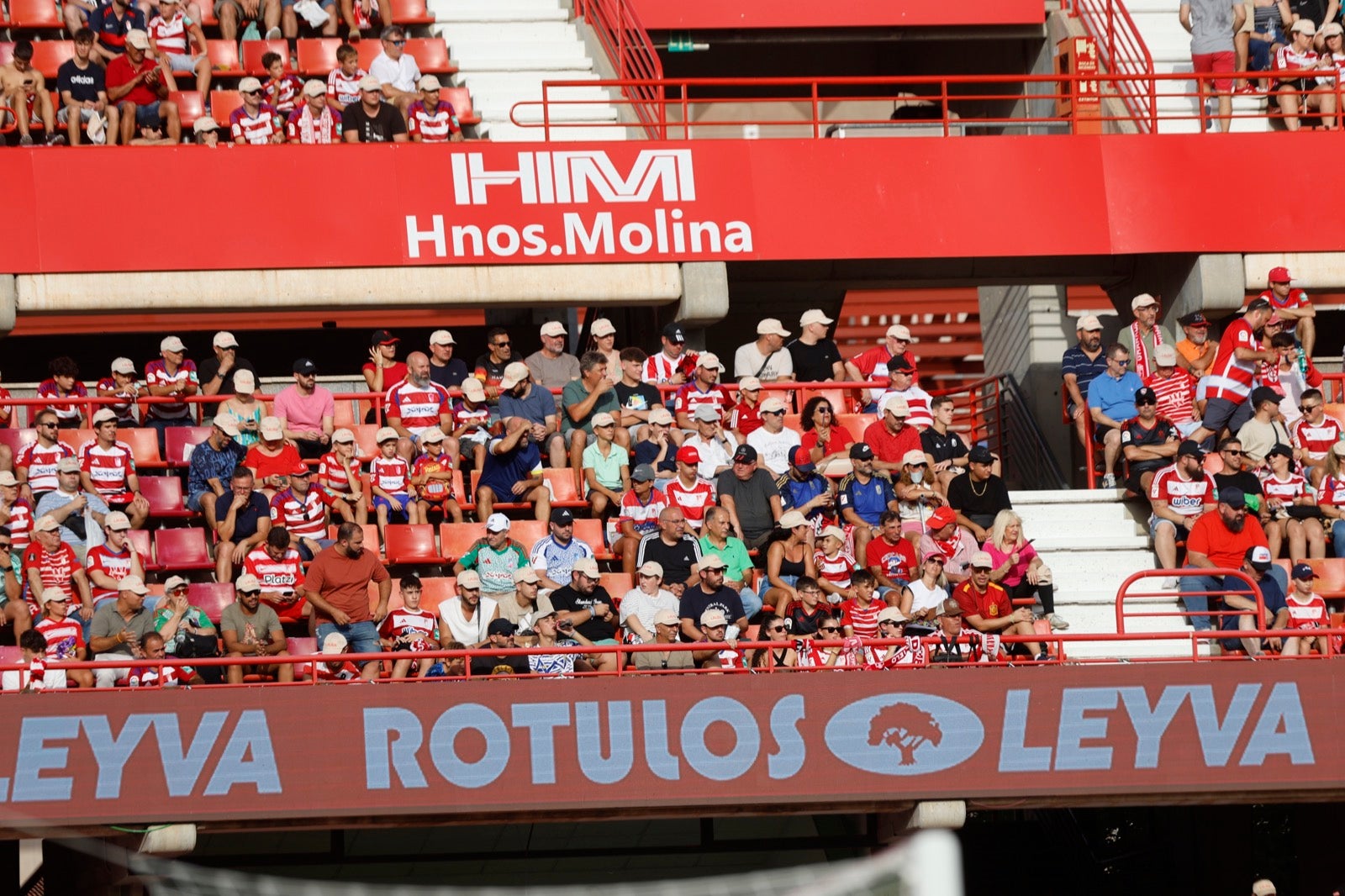 ¿Has ido a animar al Granada a Los Cármenes? Búscate en la grada