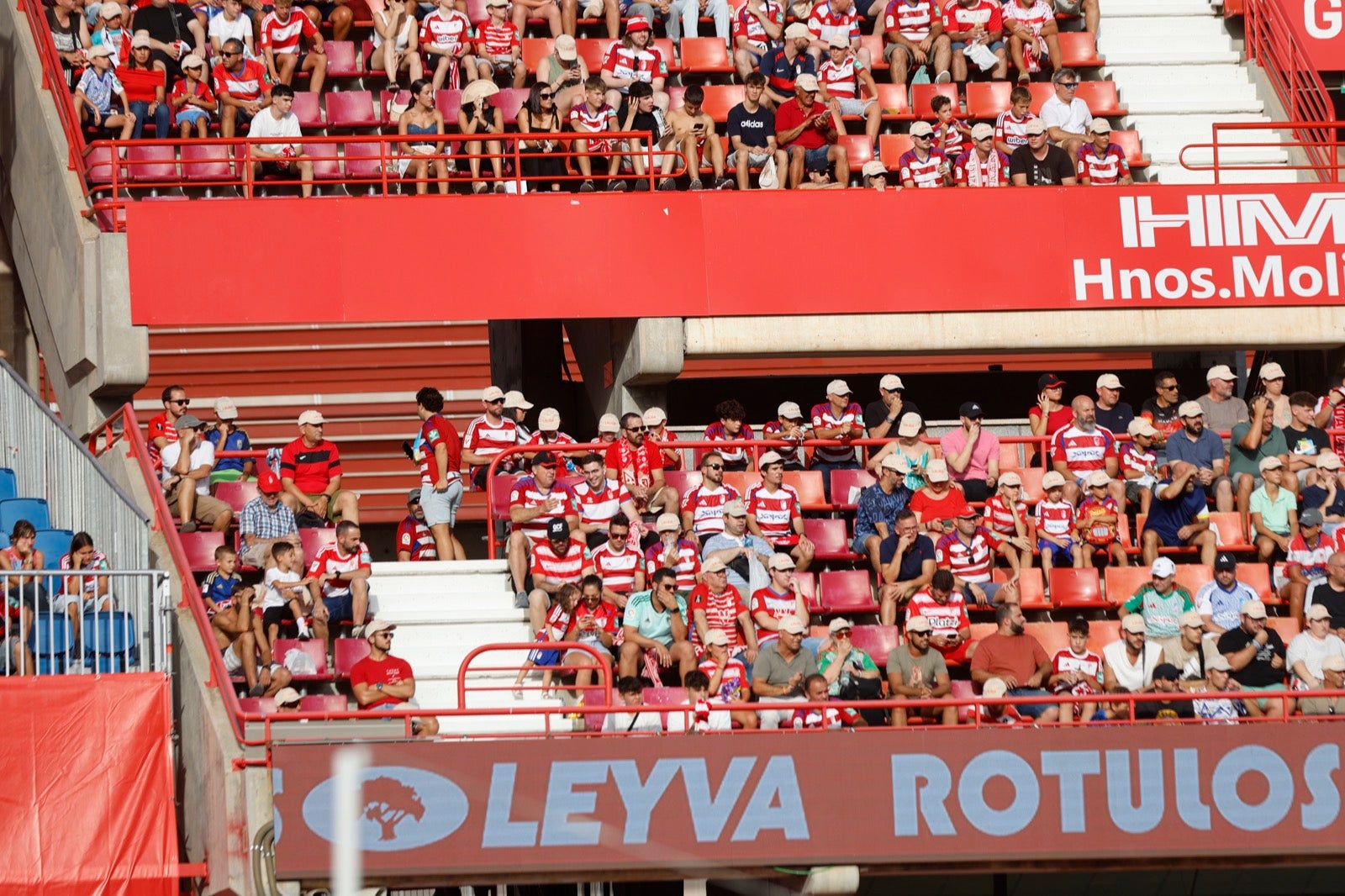 ¿Has ido a animar al Granada a Los Cármenes? Búscate en la grada