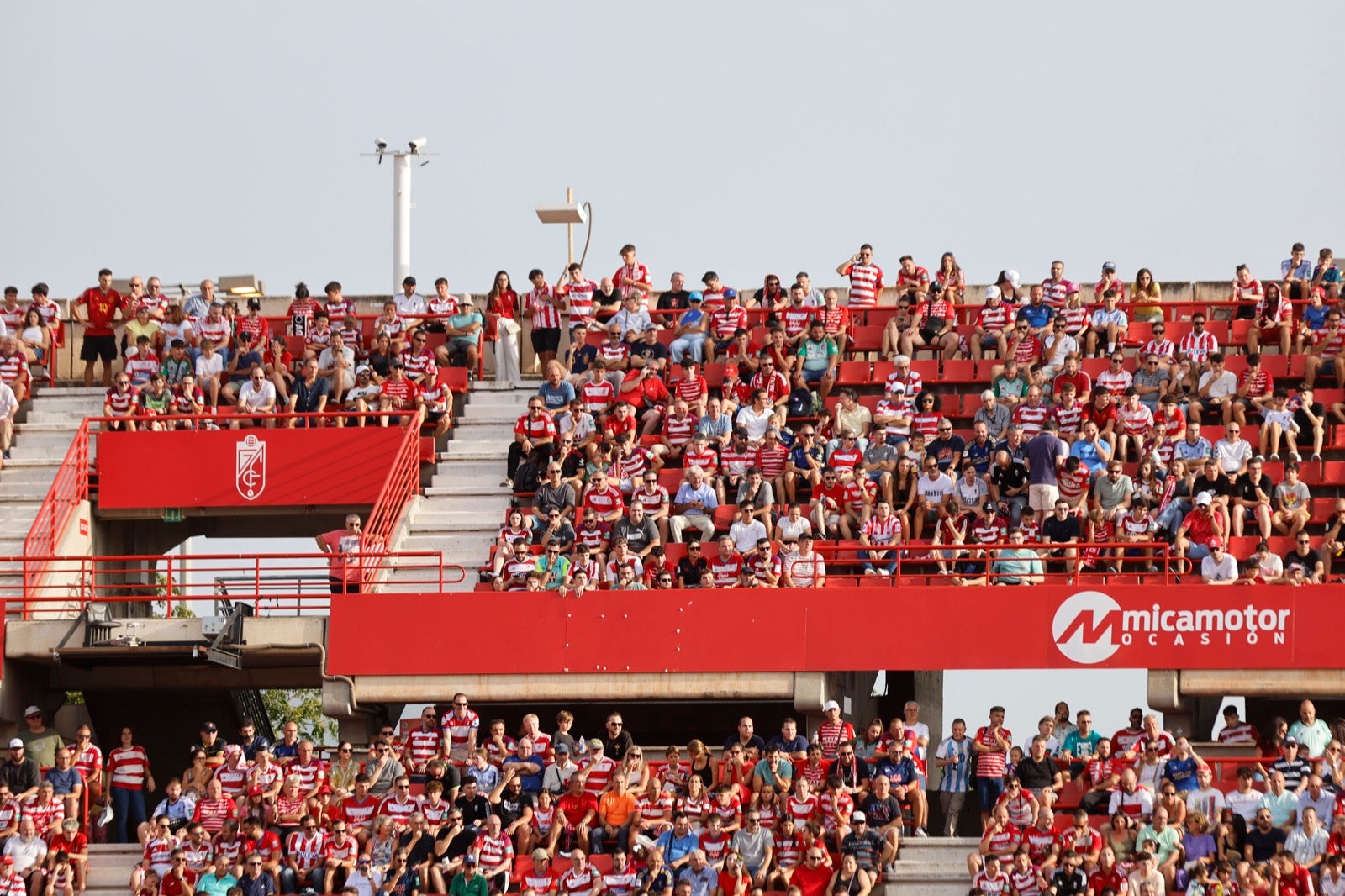 ¿Has ido a animar al Granada a Los Cármenes? Búscate en la grada