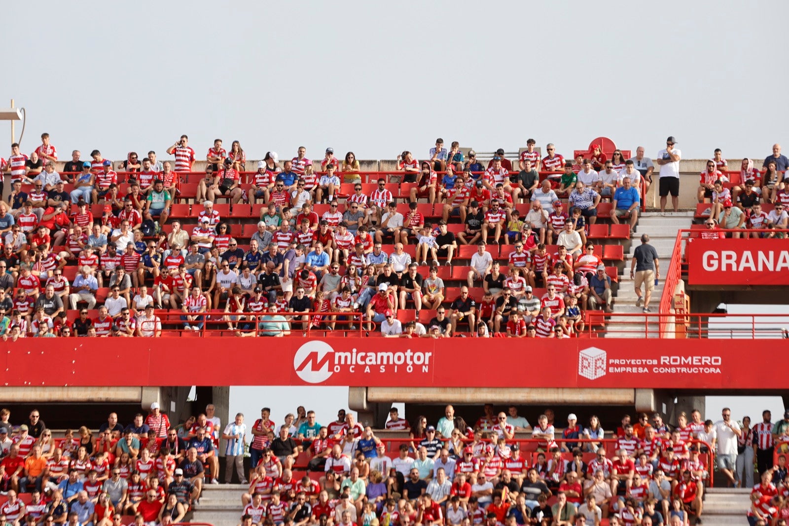 ¿Has ido a animar al Granada a Los Cármenes? Búscate en la grada