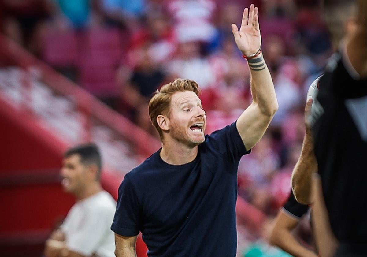 Guille Abascal da indicaciones durante el choque del Granada ante el Huesca.