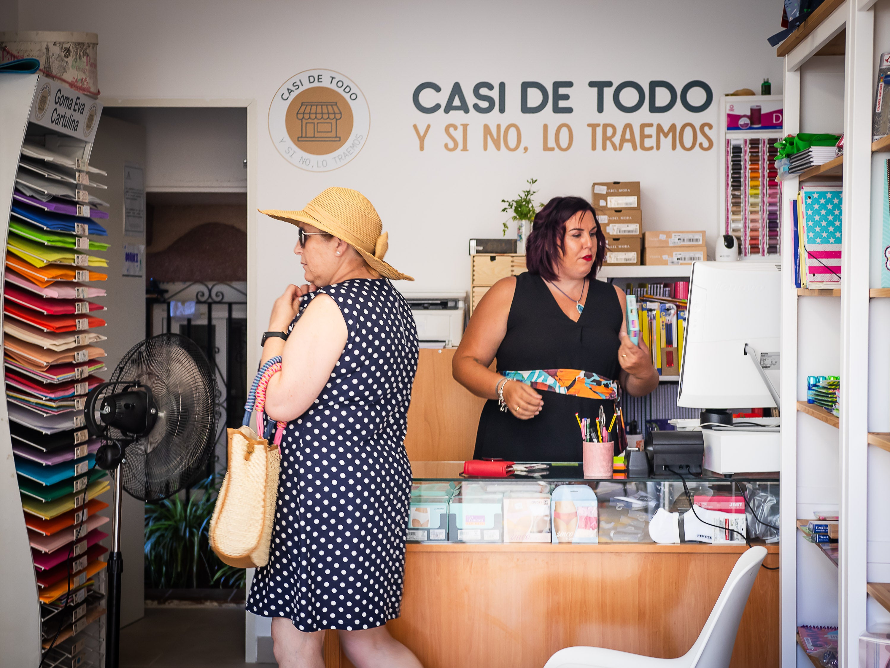 Sabrina Roldán busca un producto en el ordenador de su tienda.