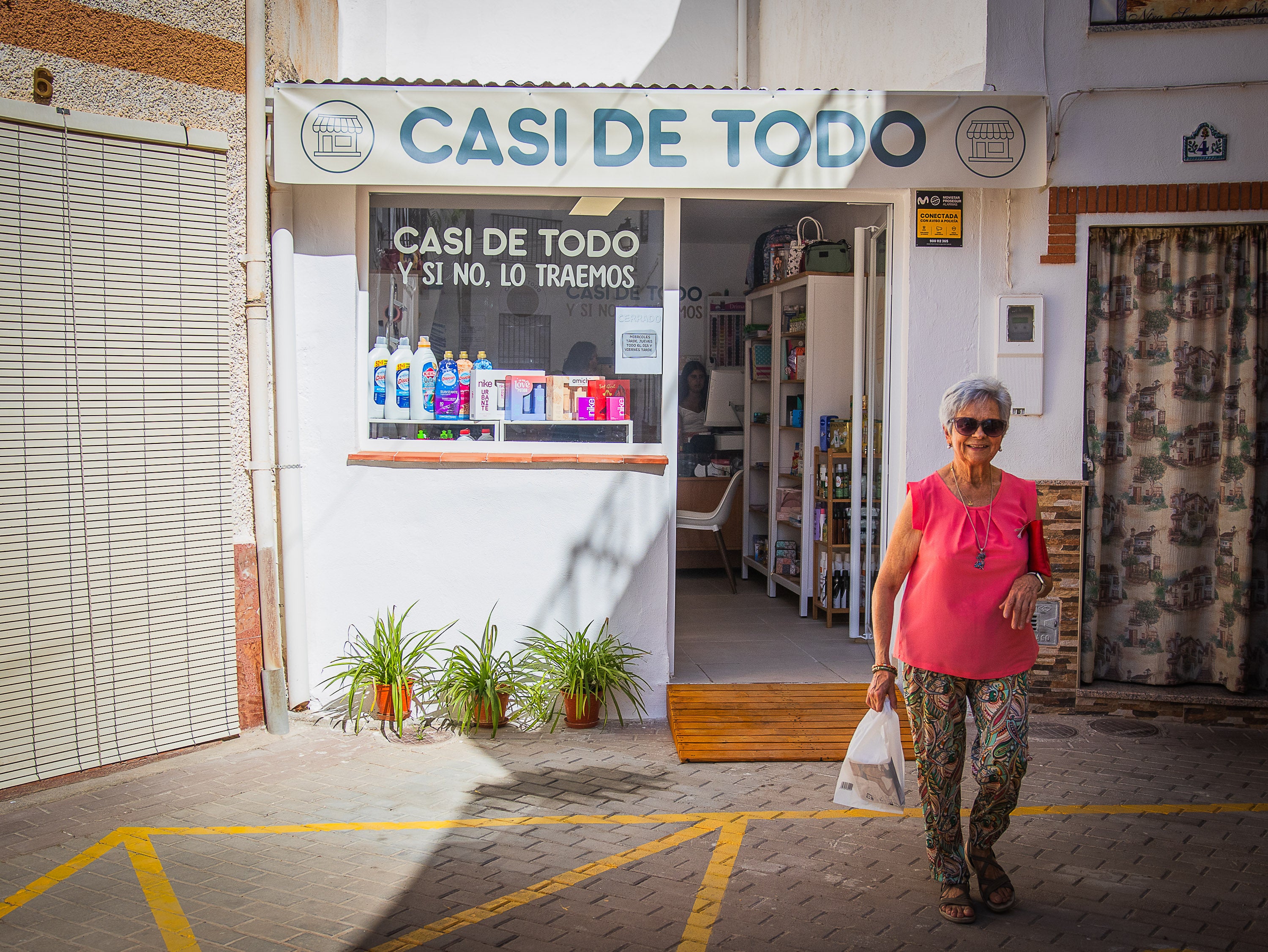 Exterior de la tienda de Dílar.