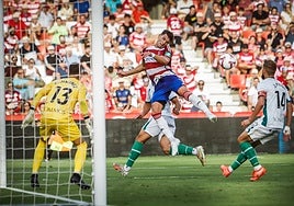 Boyé intenta un remate que dio en Jorge Pulido.