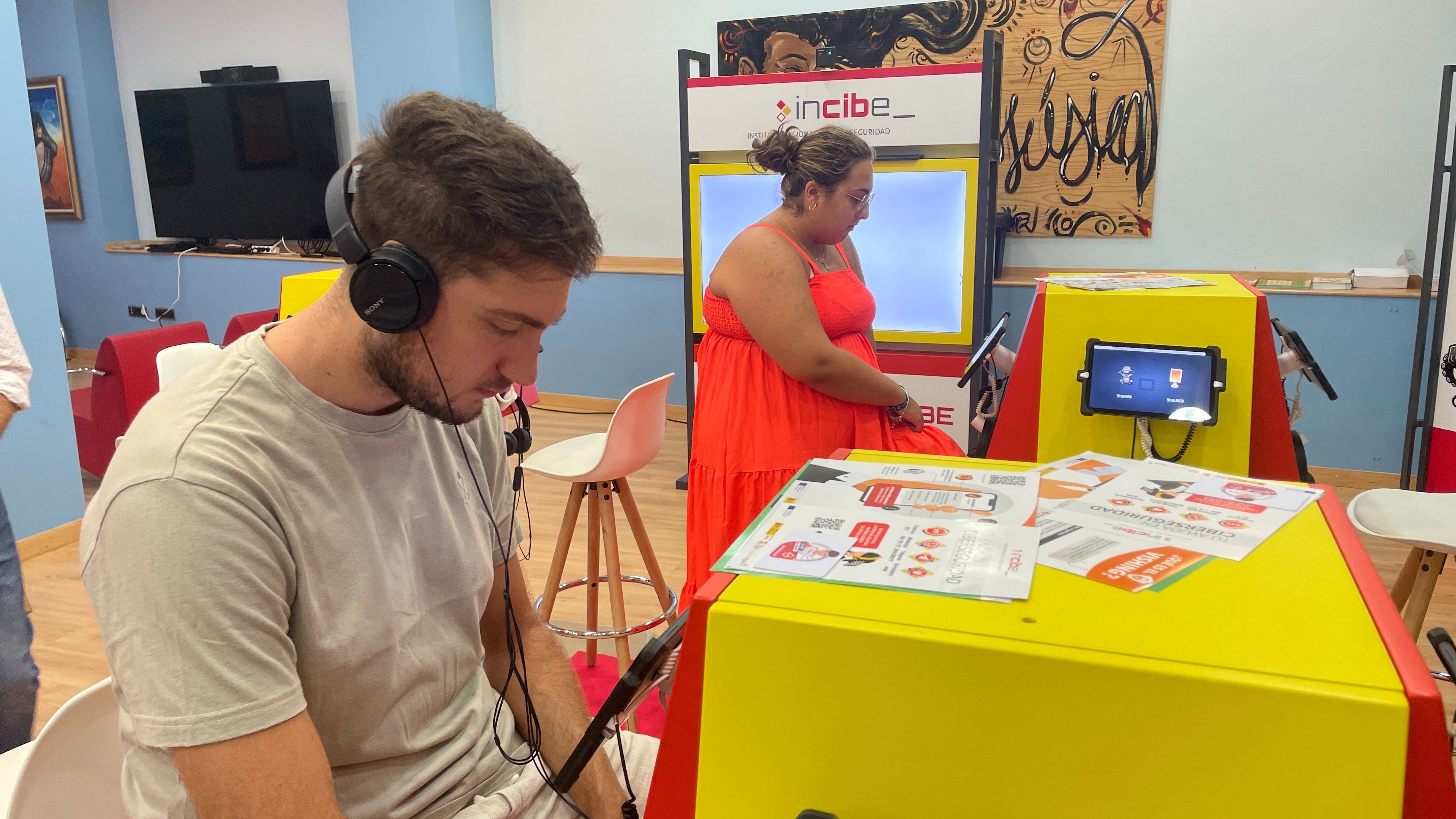 Vecinos participando en la experiencia.