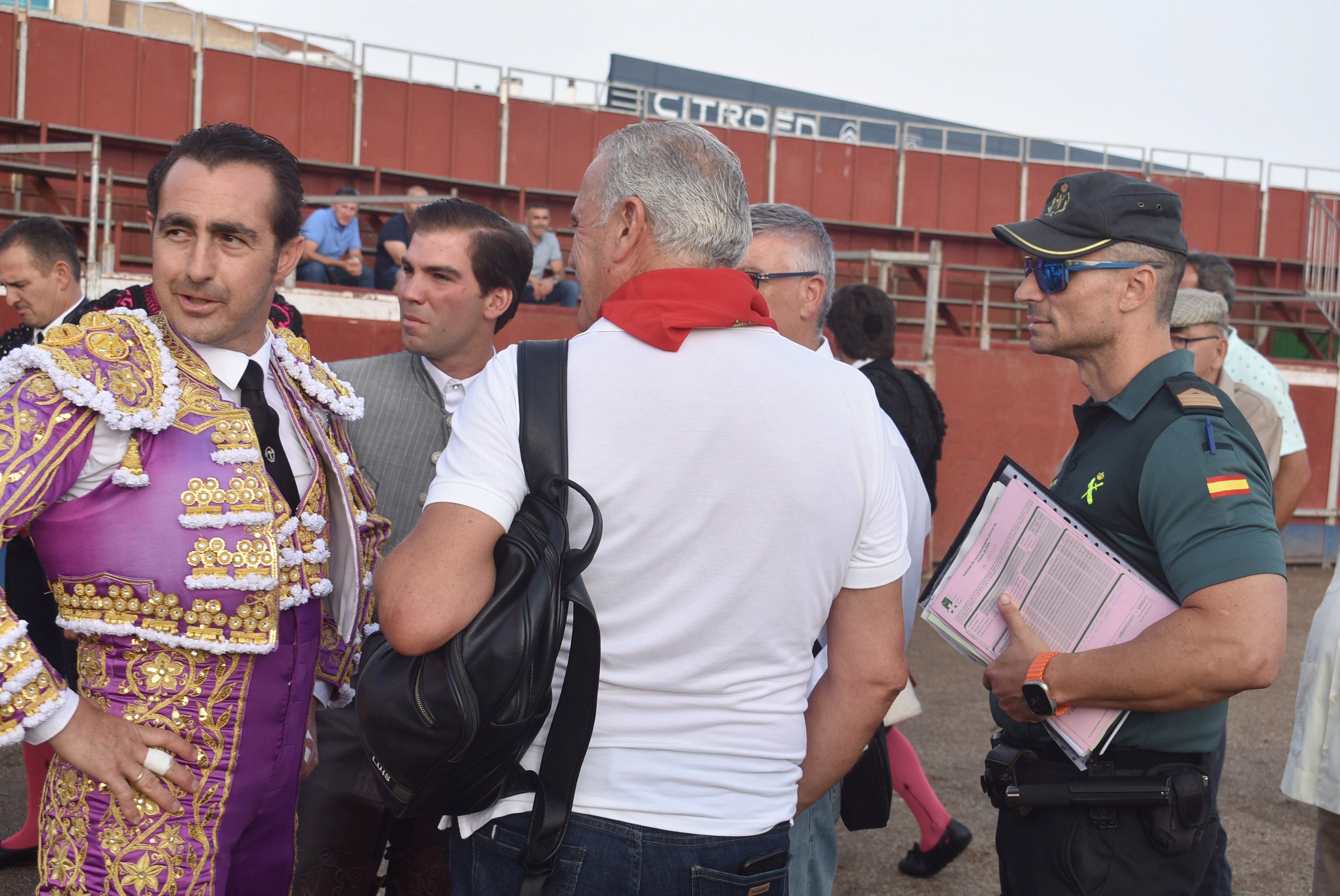 El Fandi, con otros actuantes mientras inspeccionan el estado de la plaza.