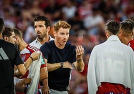 Guille Abascal dialoga con sus futbolistas durante una pausa de hidratación.
