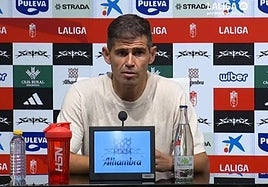 El entrenador del Huesca, Antonio Hidalgo, en la sala de prensa de Los Cármenes.