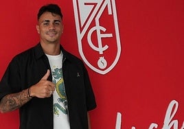 Reinier posa con el escudo del Granada.