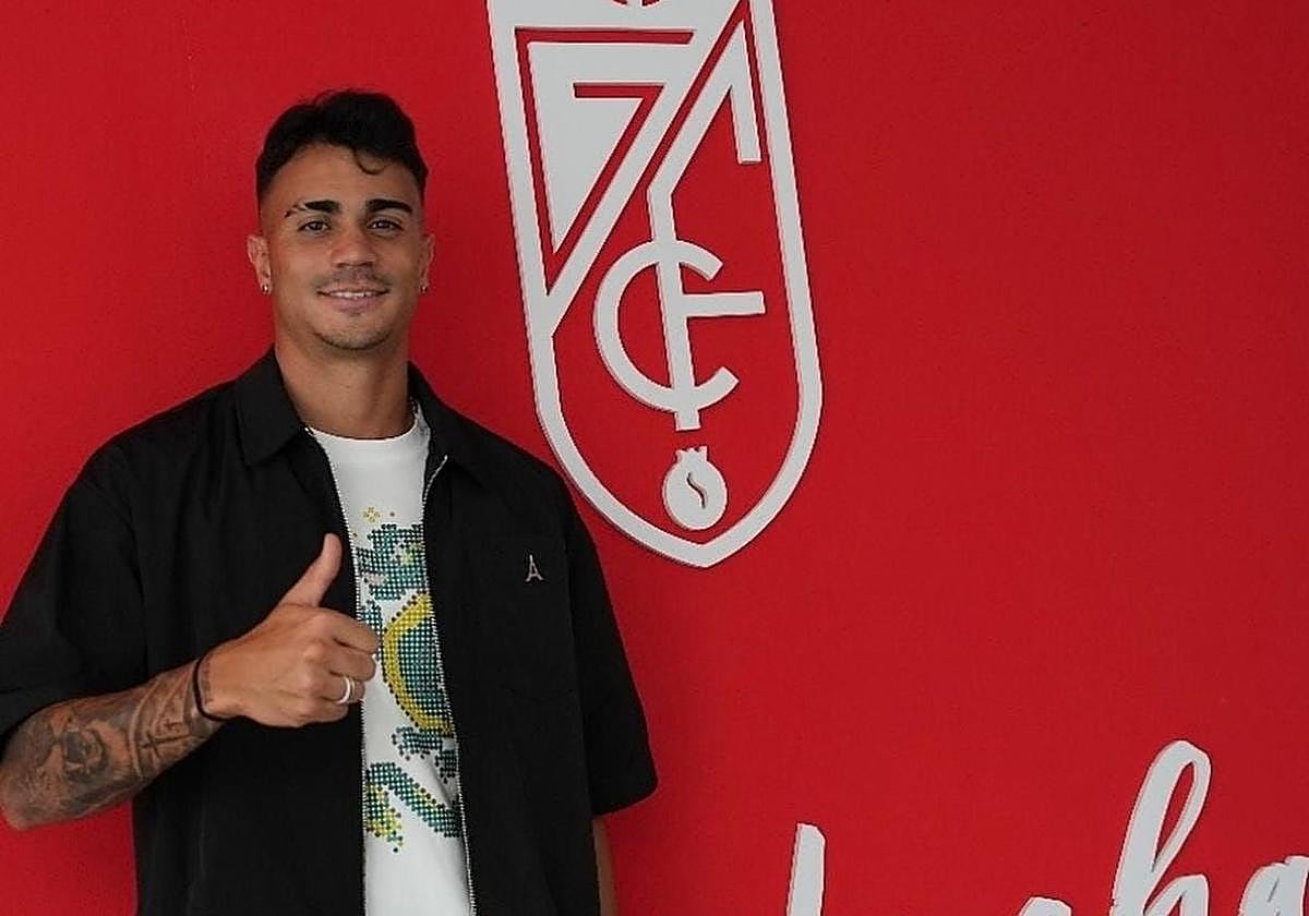 Reinier posa con el escudo del Granada.