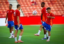 Sergio Rodelas toca balón durante el calentamiento con Miguel Ángel Brau.