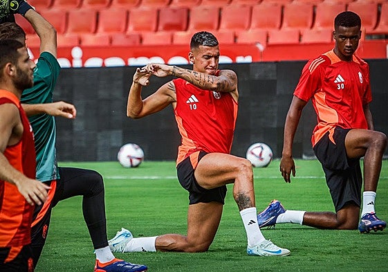 Myrto Uzuni estira sobre el césped de Los Cármenes durante el último entrenamiento del equipo.