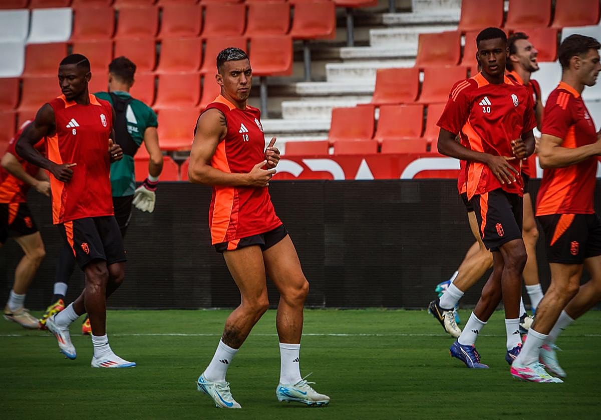 Myrto Uzuni calienta junto al resto de sus compañeros durante el último entrenamiento del equipo previo al partido con el Huesca en Los Cármenes.