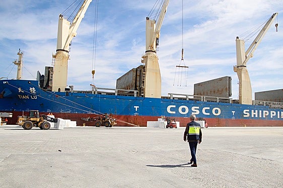 El presidente del puerto de Motril junto a un barco.