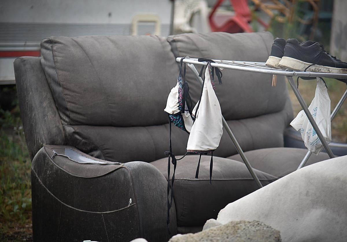 El bikini y las zapatillas de la fallecida llevan mes y medio sobre el tendedero.