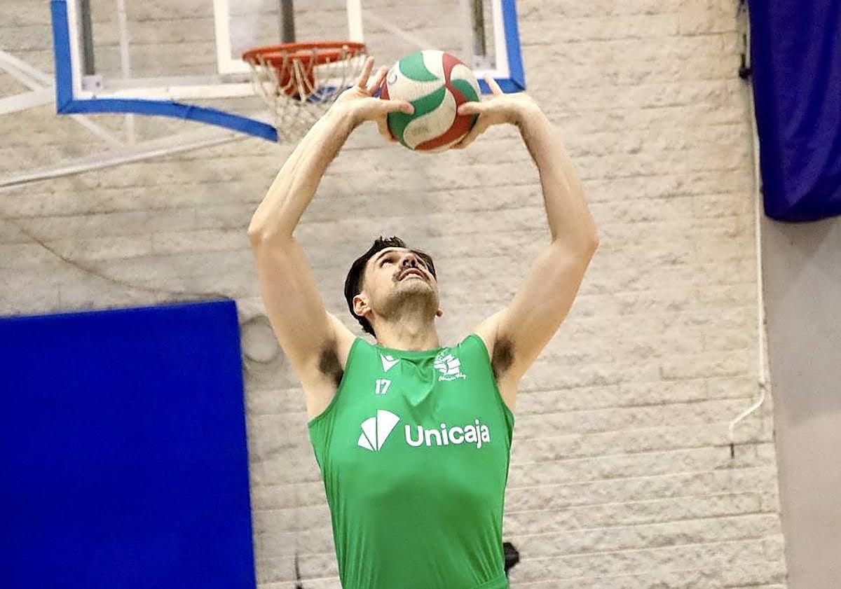 Imagen principal - Arriba, Paulo Renan, colocador blanquiverde; abajo, a la izquierda, Charly Jiménez, y a la derecha el 'eterno' Enrique de Haro con las equipaciones.