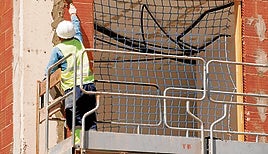 Un trabajador de la construcción desarrolla su labor en altura en la construcción de un edificio.
