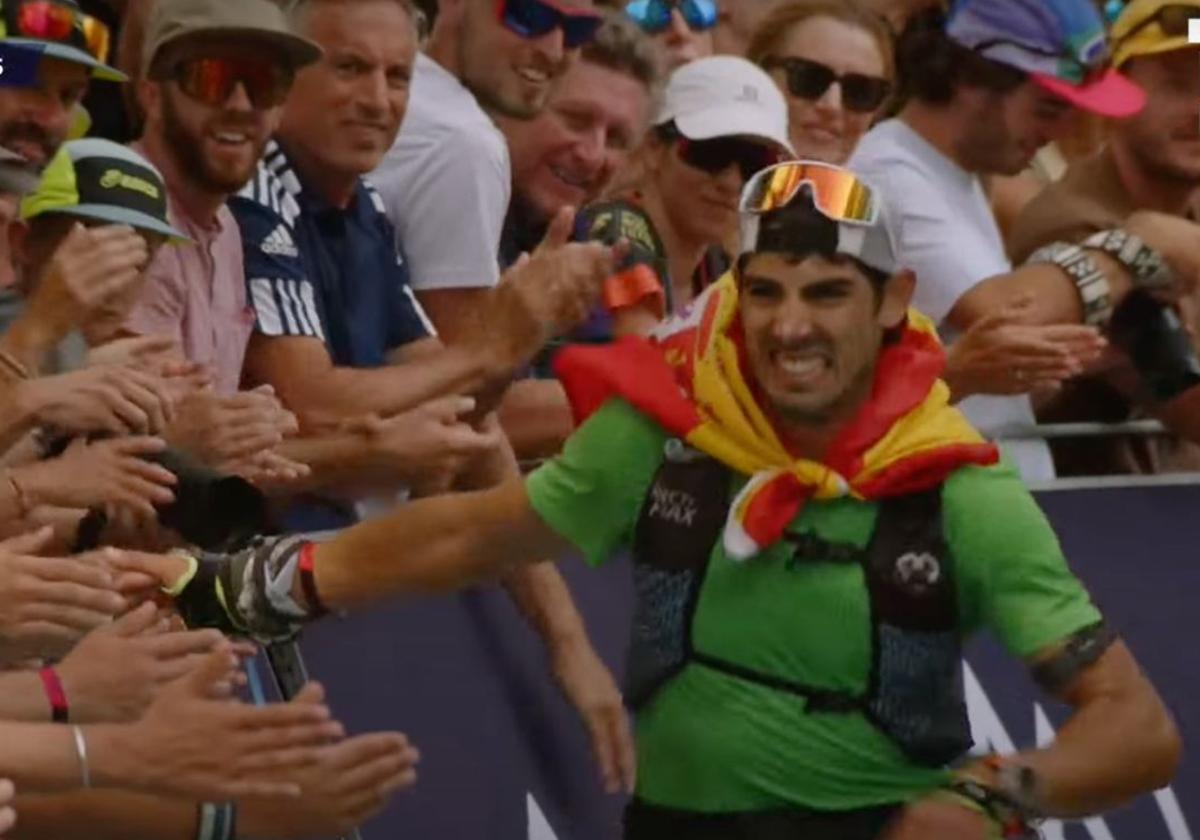 El granadino Manuel Anguita, en su llegada a meta en la UTMB de Mont Blanc.