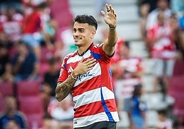 Reinier saluda a los aficionados durante el descanso.