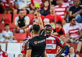 Martin Hongla observa al árbitro.